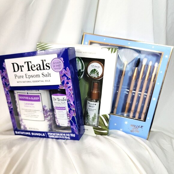 3-Piece Relax & Beauty Gift Set, Bath Salt/Bubbles, Eye Mask, Makeup Brushes + - Picture 1 of 4